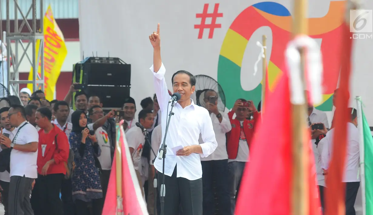 Capres 01 Joko Widodo saat kampanye terbuka di Banyumas, Jawa Tengah, Kamis (4/4). Dalam kampanye tersebut Jokowi mengajak para pendukung untuk memerangi hoax dan memenangkan pasangan no urut 01 Jokowi-ma'ruf di banyumas.(Liputan6.com/Angga Yuniar)