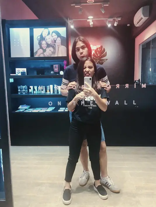 Hanya mengenakan kaus, celana jeans, dan sneakers keduanya makin nampak santai saat sedang berbelanja di pusat perbelanjaan. Enggak ribet. (Liputan6.com/IG/@aruanmarsha)
