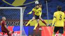 Striker Swedia, Zlatan Ibrahimovic (depan) berduel udara dengan bek Georgia, Lasha Dvali dalam laga Kualifikasi Piala Dunia 2022 Zona Eropa Grup B di Friends Arena, Stockholm, Kamis (25/3/2021). Swedia menang 1-0 atas Georgia. (AFP/Janerik Henriksson/TT News Agency)