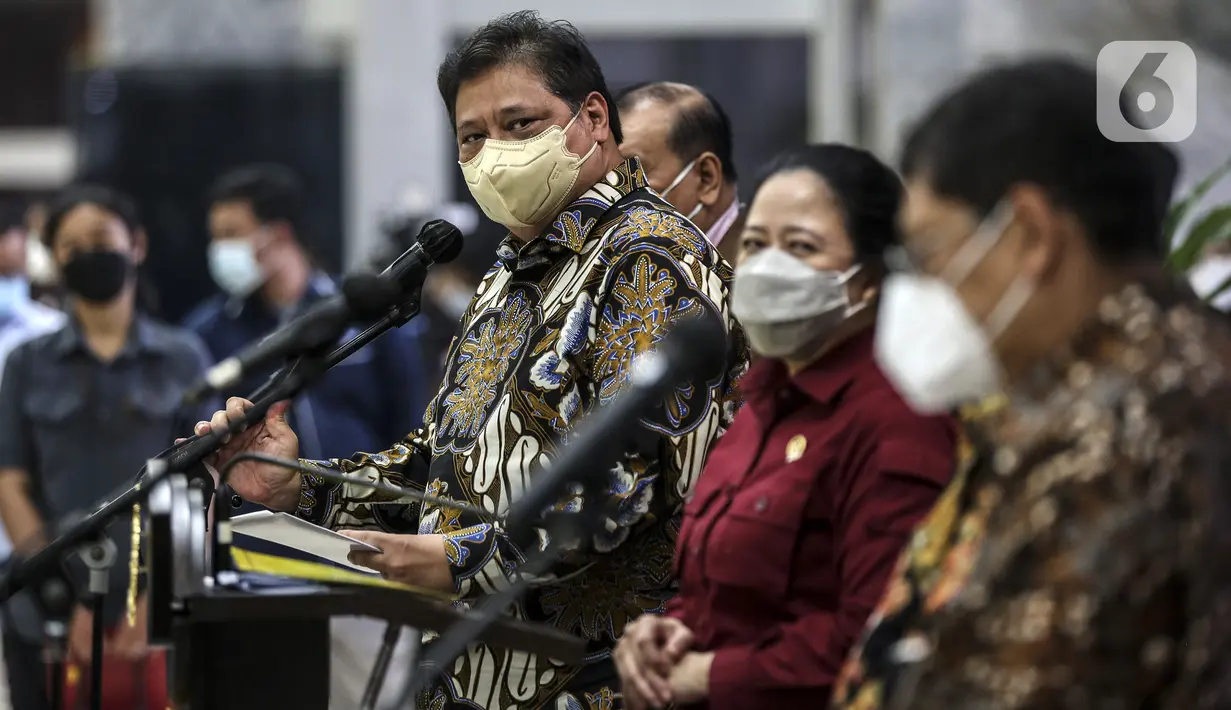 Ketua Umum DPP Partai Golkar Airlangga Hartarto (tengah) menyampaikan keterangan pers terkait pergantian Wakil Ketua DPR Azis Syamsuddin di Media Center DPR, Jakarta, Rabu (29/9/2021). Lodewijk F. Paulus dipilih menjadi Wakil Pimpinan DPR RI menggantikan Azis Syamsuddin. (Liputan6.com/Johan Tallo)