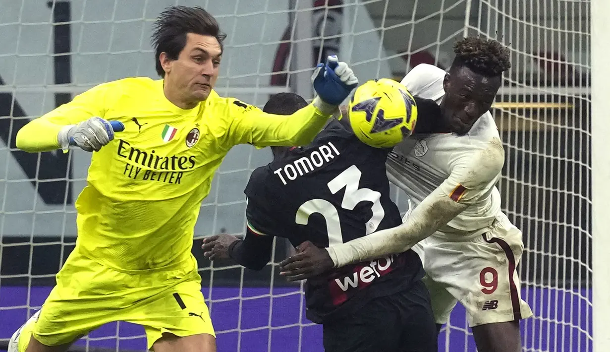 <p>AS Roma tak patah arang menjelang berakhirnya pertandingan. Tammy Abraham akhirnya berhasil menggagalkan kemenangan tuan rumah AC Milan pada menit ke-90+3 pertandingan. (AP Photo/Antonio Calanni)</p>