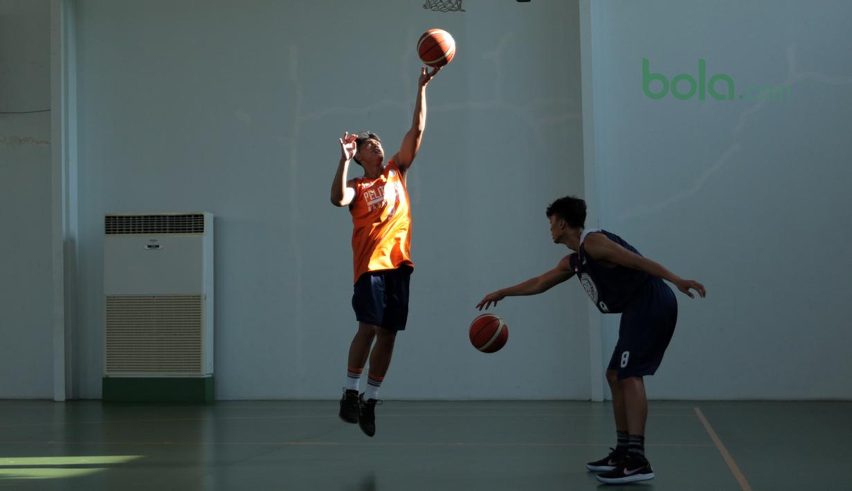 Gaya dua pemain Pelita Jaya saat berlatih di Istana Kana, Jakarta, (13/04/2018). Pelita Jaya akan melawan Satria Muda pada laga final IBL 19, 21, dan 22 april 2018. (Bola.com/Nick Hanoatubun)