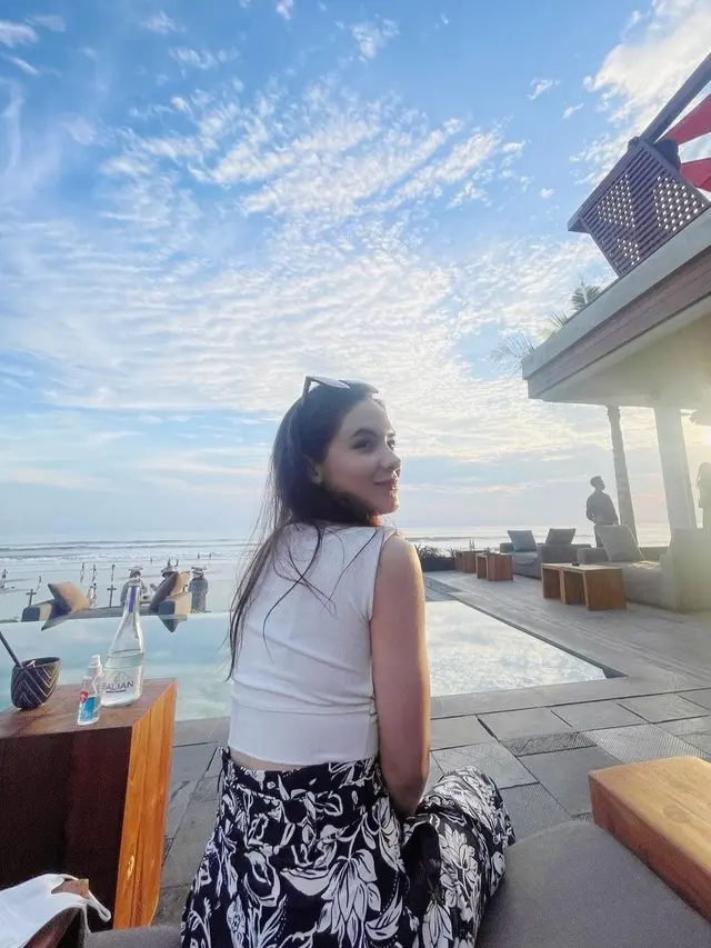 Outfit Steffi Zamora saat Mengenakan Pakaian Tanpa Lengan