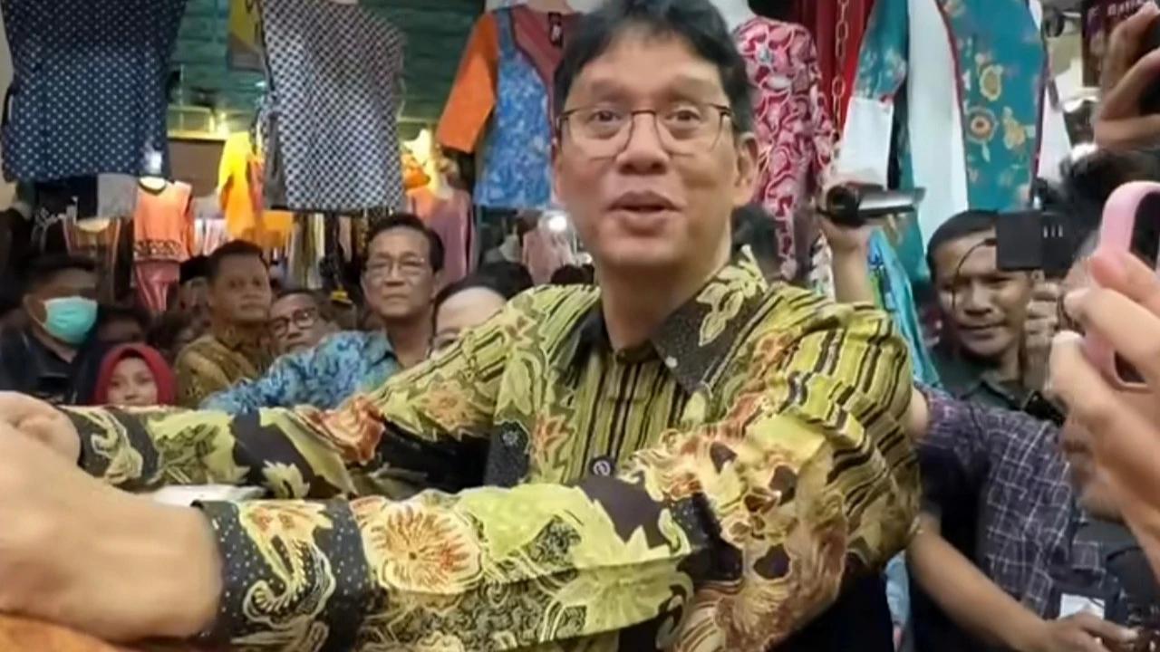 Momen Unik Menkeu Purbaya Tawar Dagangan saat Blusukan di Tinjau Pasar Yogyakarta: 'Sing Sutra Piro, Larang