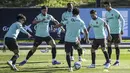 Para pemain Portugal mengikuti sesi latihan di tempat latihan Cidade do Futebol di Oeiras (10/11/2021). Portugal akan bertanding melawan Irlandia pada Grup A kualifikasi Piala Dunia 2022  di Aviva Stadium. (AFP/Patricia De Melo Moreira)