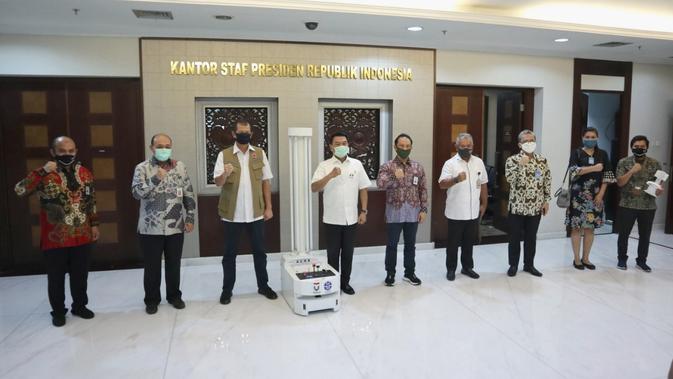 Di Kantor Staf Presiden, Jakarta, Kamis (28/5/2020) siang, Ketua Gugus Tugas Nasional Doni Monardo menerima bantuan robot yang mampu sterilisasi ruang isolasi pasien COVID-19 dari Telkom Group dan LIPI. (Dok Badan Nasional Penanggulangan Bencana/BNPB)