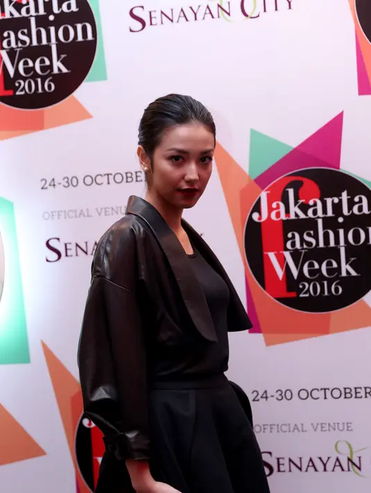 Selama ini, desainer Didit Hediprasetyo memang banyak menyediakan busana untuk Velove Vexia saat hadir dalam berbagai acara. Namun ia sama sekali tak ingin membicarakan mengenai kisah asmaranya kini. (Andy Masela/Bintang.com)