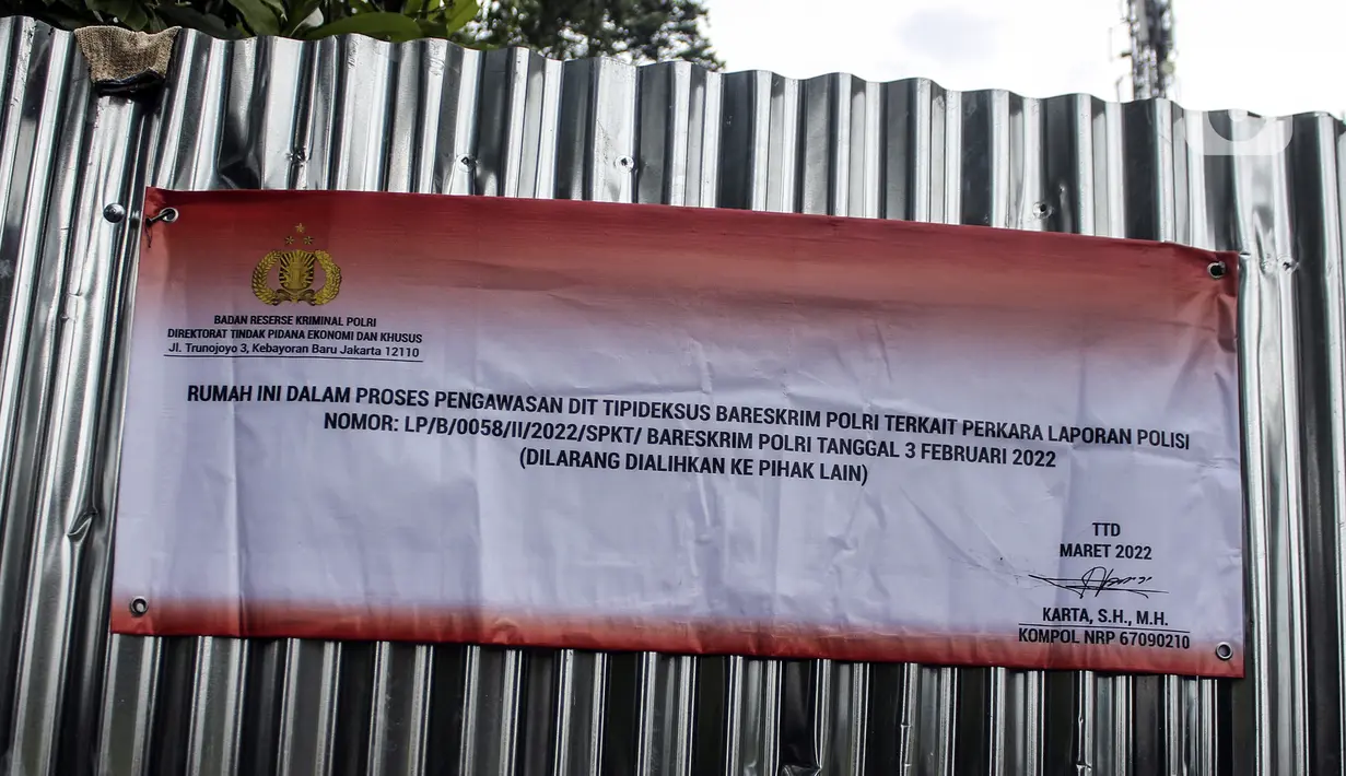 Penyegelan rumah yang diduga milik Indra Kesuma atau Indra Kenz oleh Bareskrim Polri di Cluster Narada Sutera Alam Sutera, Serpong Utara, Tangerang Selatan, Jumat (18/3/2022). Pengejaran aliran dana Indra Kenz termasuk ke orang-orang dan aset-aset yang dimilikinya. (Liputan6.com/JohanTallo)