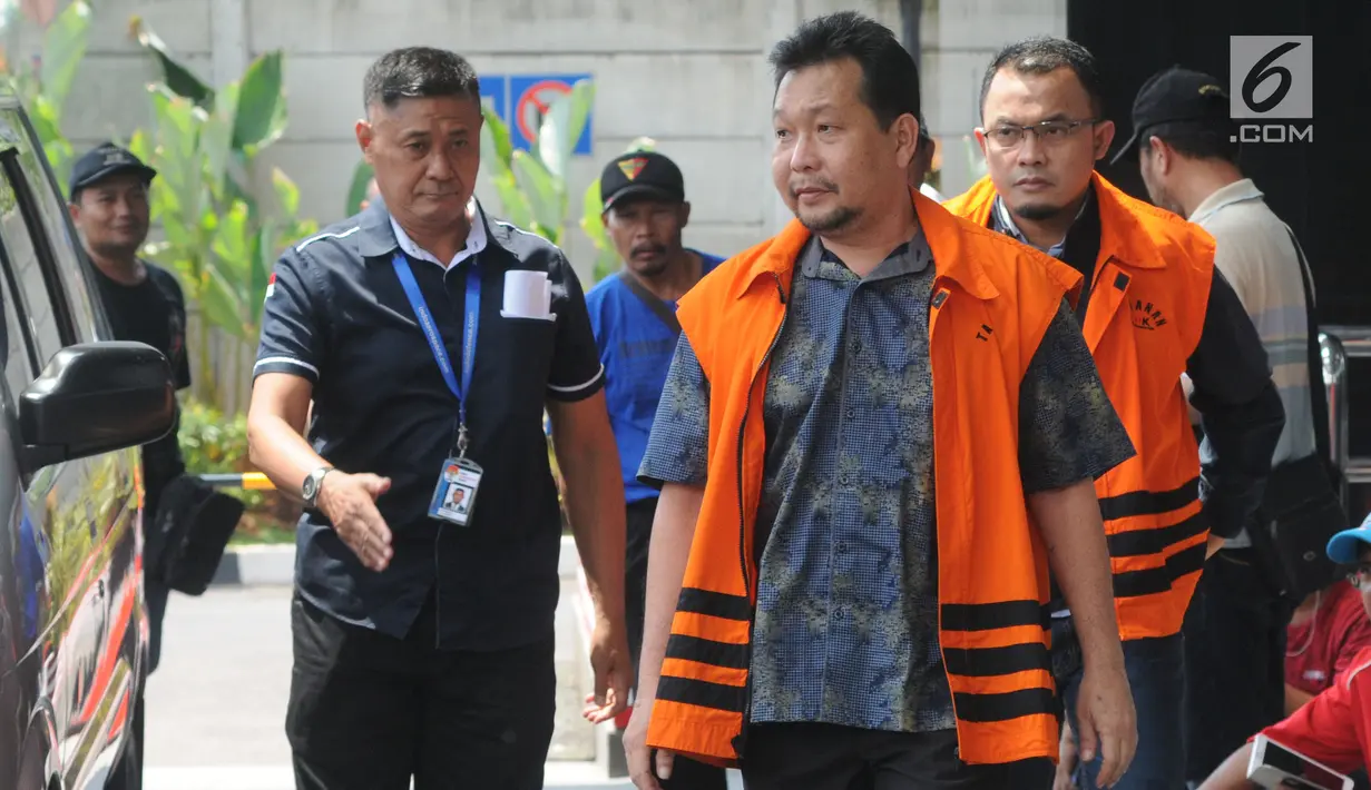 Pemilik PT Binivian Konstruksi Abadi, Effendy Syahputra (tengah) dan Anggota DPRD Lampung Nonaktif Agus Bhakti Nugroho (kanan) saat akan menjalani pemeriksaan lanjutan di Gedung KPK, Jakarta, Kamis (6/9). (Merdeka.com/Dwi Narwoko)