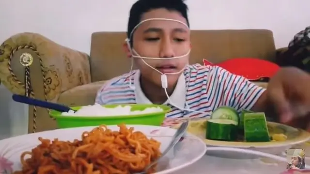 7 Potret Cara Orang Pakai Headset Ini Nyeleneh, Bikin Geleng Kepala
