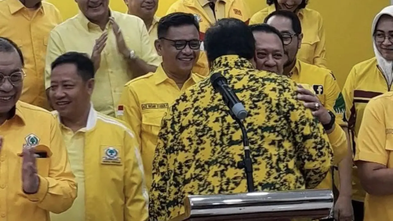 Ketua Umum (Ketum) Partai Golkar Airlangga Hartarto usai jumpa pers di Kantor DPP Partai Golkar, Anggrek Neli, Jakarta Barat, Minggu (10/3/2024).