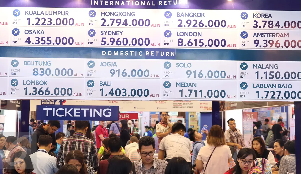 Pengunjung mengantre di GATF 2017 fase 1, Jakarta, Jumat (10/3). Pameran Ini bagian mendukung pemerintah khususnya Kemenpar untuk mengembangkan pariwisata dan budaya di destinasi penerbangan yang dilalui Garuda Indonesia. (Liputan6.com/Angga Yuniar)