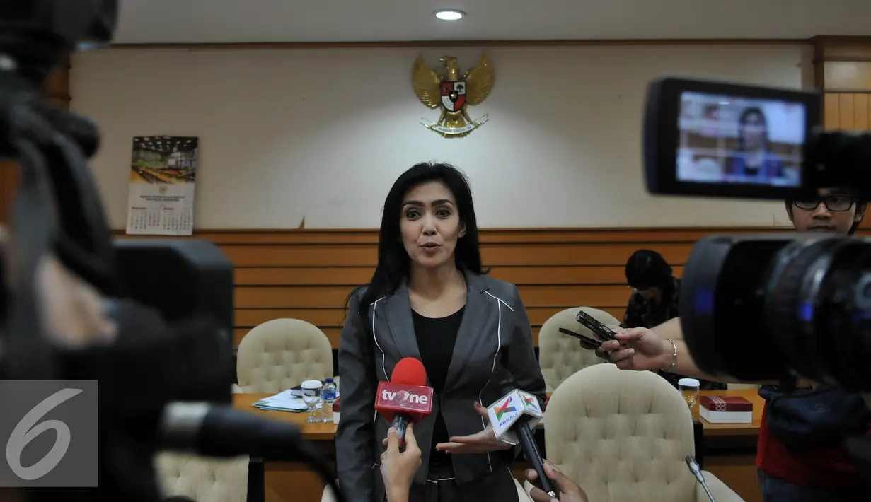 Anggota DPR-RI, Rieke DIah Pitaloka memberikan keterangan pers seusai melakukan rapat tertutup mengenai Ketua Panitia Khusus Pelindo II di Jakarta, Kamis (15/10/2015). Rieke terpilih sebagai ketua Panitia Khusus Pelindo II. (Liputan6.com/JohanTallo)