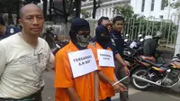 Polisi merekonstruksi pencurian timah kabel di gorong-gorong dekat Istana. (Liputan6.com/Audrey Santoso)