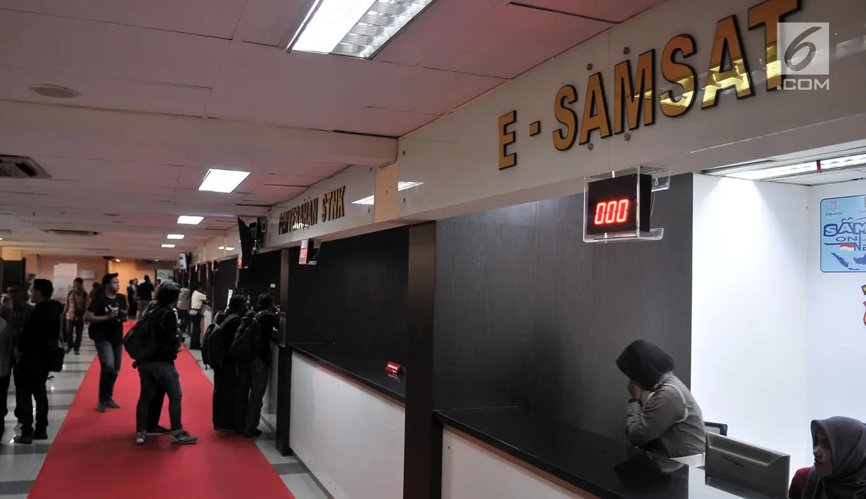 Suasana pelayanan samsat digital (e-Samsat) di Kantor Bersama Pelayanan Satu Atap Polda Metro Jaya, Jakarta, Senin (26/3). Masyarakat hanya dengan mengisi data kendaraan via e-form dengan masukan nomor pelat kendaraan. (Merdeka.com/Iqbal S. Nugroho)