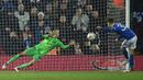 Awalnya, kedua tim mengawali babak adu penalti dengan baik hingga skor 3-3. Memasuki tendangan keempat Leicester City, Caoimhin Kelleher baru mengeluarkan aksi magisnya. Dirinya berhasil menahan tendangan yang dilesatkan oleh Luke Thomas. (AFP/Oli Scarff)