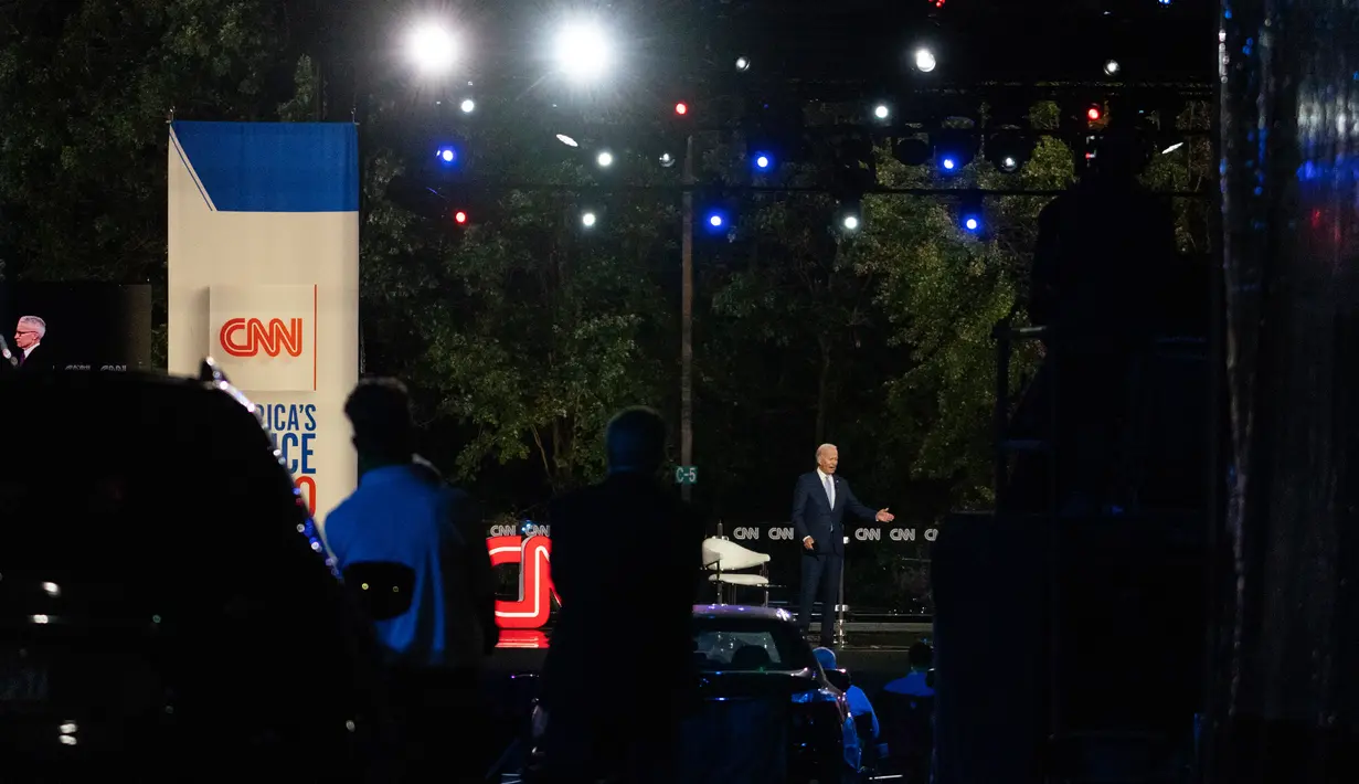 Penonton menyaksikan dari mobil mereka ketika calon presiden dari Partai Demokrat, Joe Biden, berbicara dalam kampanye secara drive-in yang diselenggarkan CNN di Moosic, Pennsylvania, Kamis (17/9/2020). (AP Photo/Carolyn Kaster)