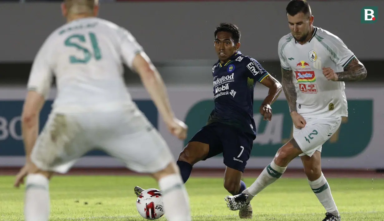 Pemain sayap Persib Bandung ini mampu memperlihatkan permainan yang sangat apik di lini serang, terutama di sisi kiri. Tak hanya cepat, Frets kerap menjadi penyelamat Persib di Piala Menpora 2021. Total Frets Butuan mampu mencetak tiga gol selama Piala Menpora 2021. (Foto: Bola.com/Ikhwan Yanuar)