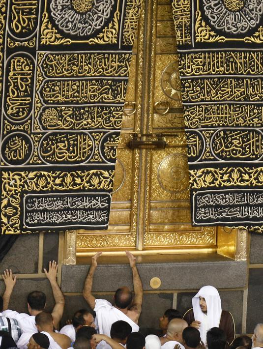 Ribuan umat muslim berusaha memegang pintu Ka'bah saat melaksanakan puasa di Mekkah, Arab Saudi, (8/6). (REUTERS/Faisal Al Nasser)