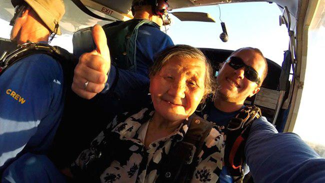 Min Deyu saat akan naik pesawat | foto: copyright mashable.com