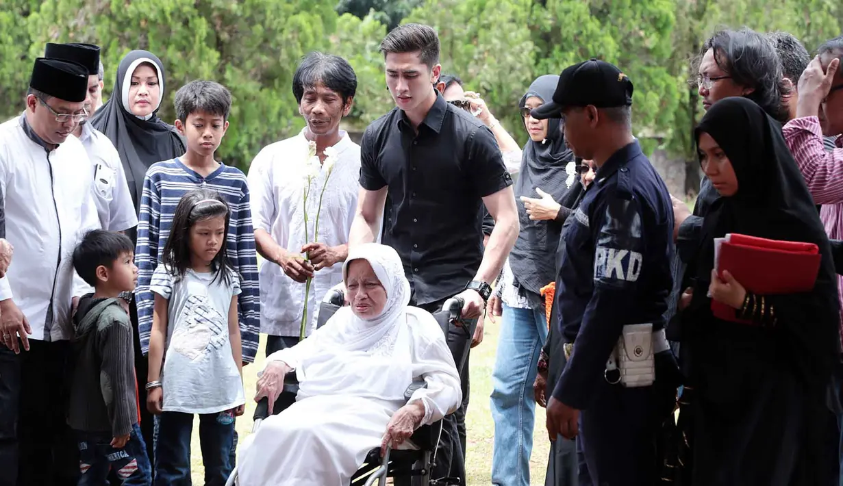 "Setiap kali papah-mamah nggak di rumah itu pasti Eyang papah yang nemenin. Terus waktu sunatan aku dan adik aku juga eyang papah yang nemenin. Bener-bener selalu ada disamping dan ngurusin," tambahnya. (Deki Prayoga/Bintang.com)