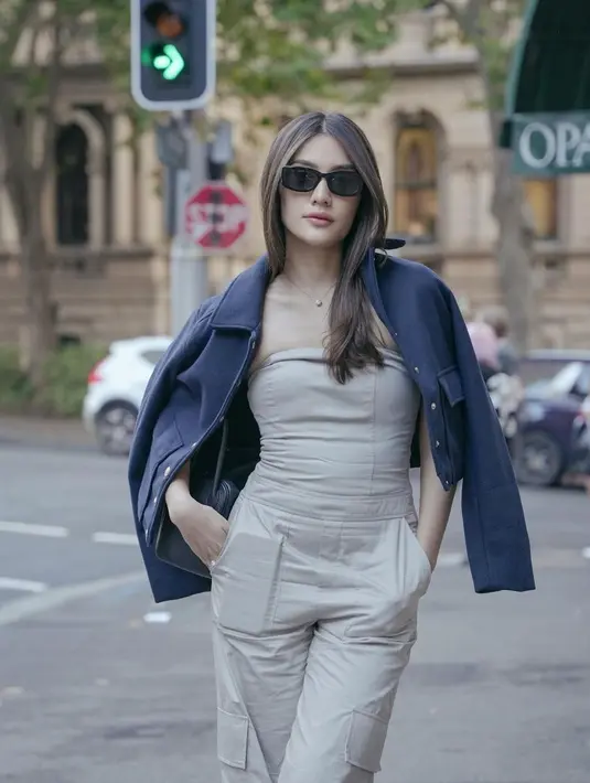 Tak hanya blazer, Anissa Azizah juga kenakan cropped jacket wool navy di pundak. Jaket ini melapisi strapless jumpsuit dan tas Hermes Lindy hitam. [@anissaazizah]