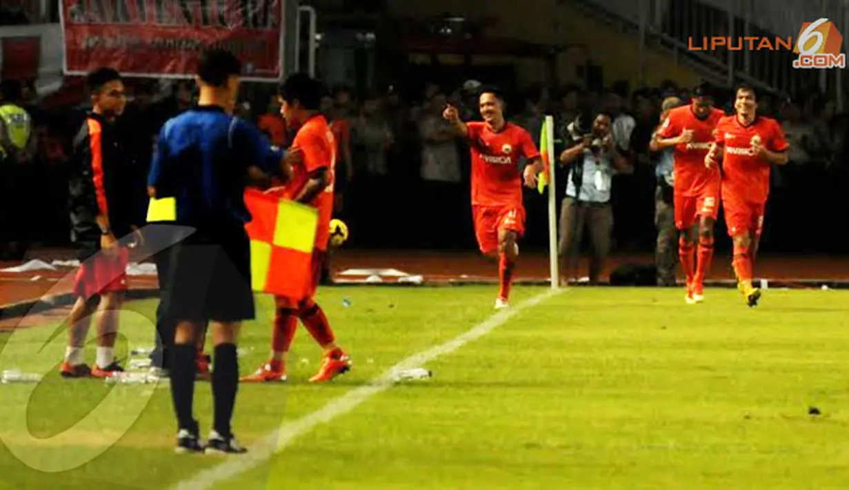 Rahmad Afandi (Persija Jakarta) berlari ke arah para Jakmania usai menjebol gawang Semen Padang dalam laga yang digelar di Stadion GBK Jakarta pada Sabtu 8 Februari 2014 (Liputan6.com/Helmi Fithriansyah)