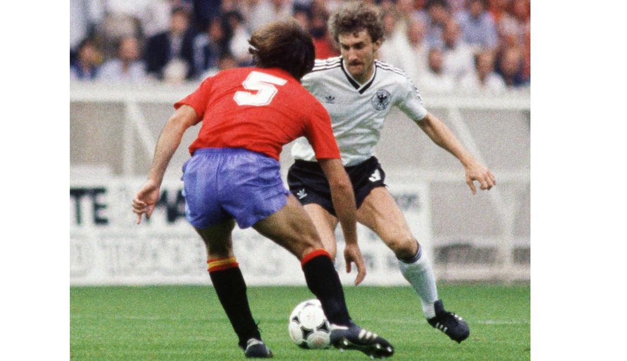 Rudi Voller (kanan) menempati urutan keempat tops scorer sepanjang masa timnas Jerman dengan jumlah 47 gol selama berkiprah bersama tim Panser. Gol pertamanya lahir pada 30 Maret 1983.  (AFP/Staff)