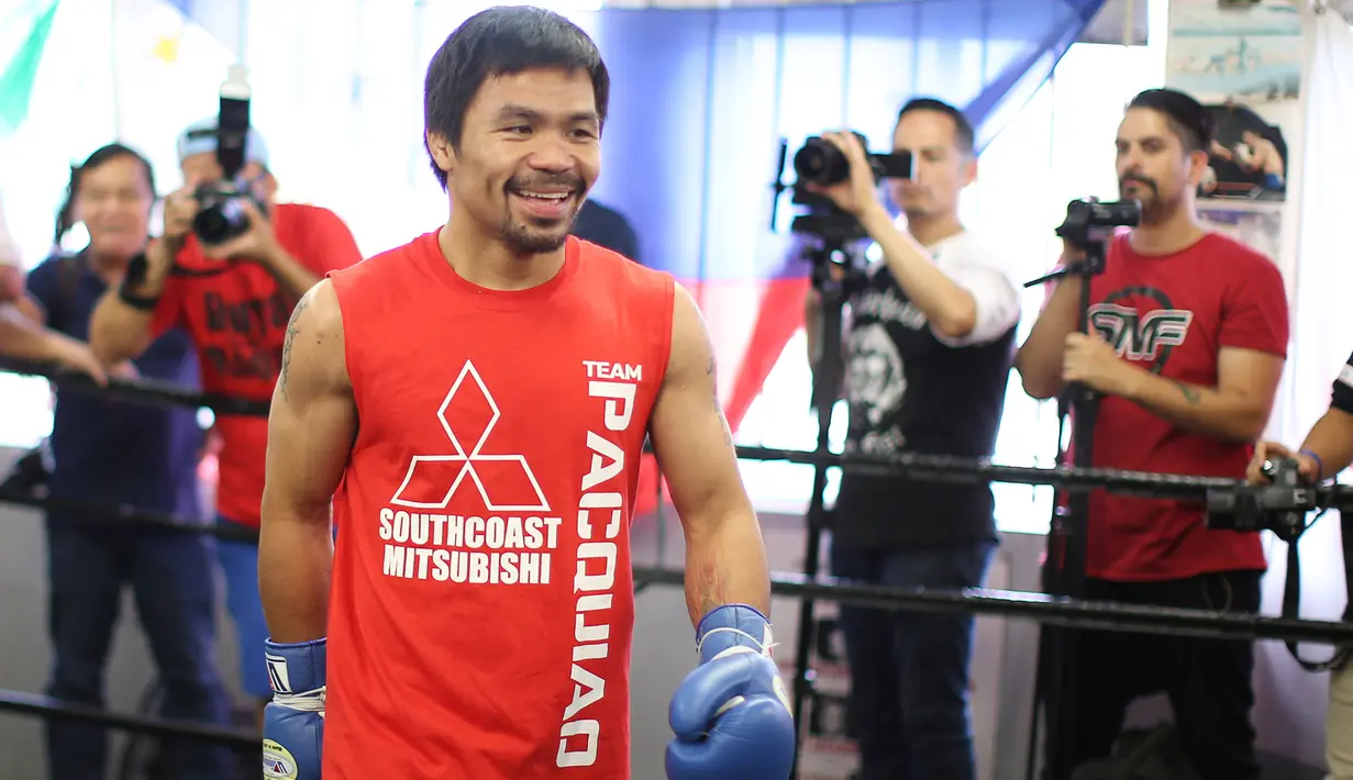 Manny Pacquiao berjalan memasuki tempat latihan dalam persiapannya melawan Jessie Vargas, California, AS (26/10). Kedua petinju ini akan bertarung memperebutkan juara dunia Welter WBO di Thomas & Mack Arena, Las Vegas. (Reuters/ Lucy Nicholson)