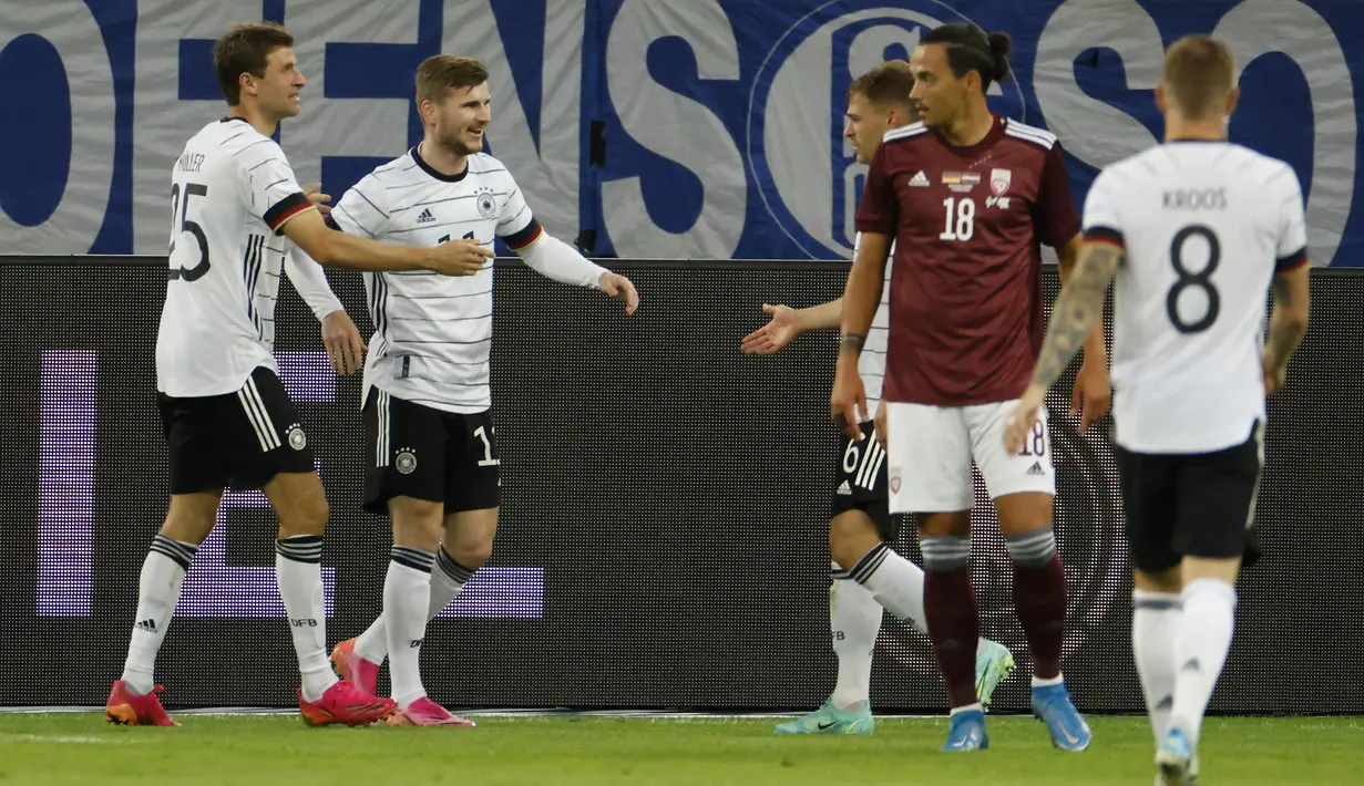 Striker Jerman, Timo Werner (kedua dari kiri) bersama rekan setim merayakan gol keenam Jerman yang dicetaknya ke gawang Latvia dalam laga uji coba menjelang Euro 2020 (Euro 2021) di Merkur Spiel Arena, Duesseldorf, Senin (7/6/2021). Jerman menang 7-1 atas Latvia. (AFP/Odd Andersen)