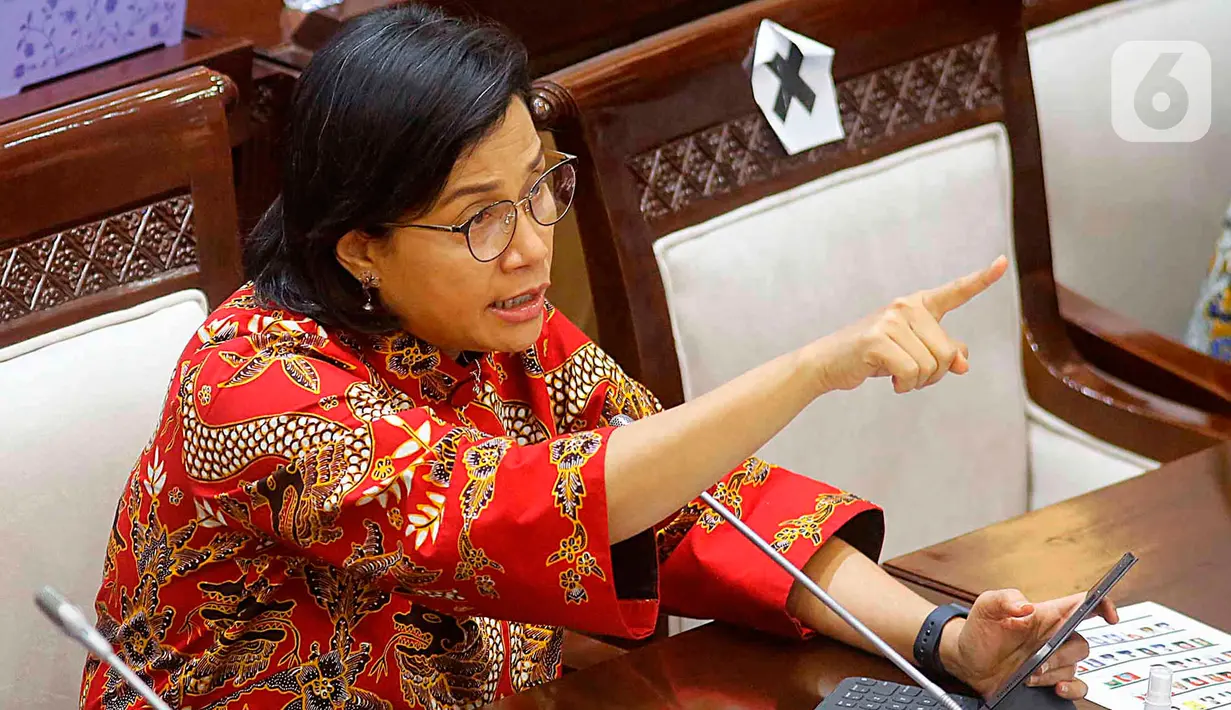 Menteri Keuangan Sri Mulyani Indrawati mengikuti rapat kerja dengan Komisi XI DPR di Kompleks Parlemen, Senayan, Jakarta, Rabu (19/1/2022). Rapat kerja tersebut terkait evaluasi APBN tahun 2021 dan Pemulihan Ekonomi Nasional (PEN) 2021 serta rencana PEN 2022. (Liputan6.com/Angga Yuniar)