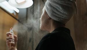 Gunakan setting spray setelah selesai makeup/copyright pexels/cottonbro studio