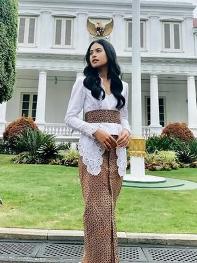 Inspirasi Baju Batik Kombinasi untuk Pesta Pernikahan ala Artis, dari Yura Yunita hingga Nadine Chandrawinata. (instagram/maudyayunda)