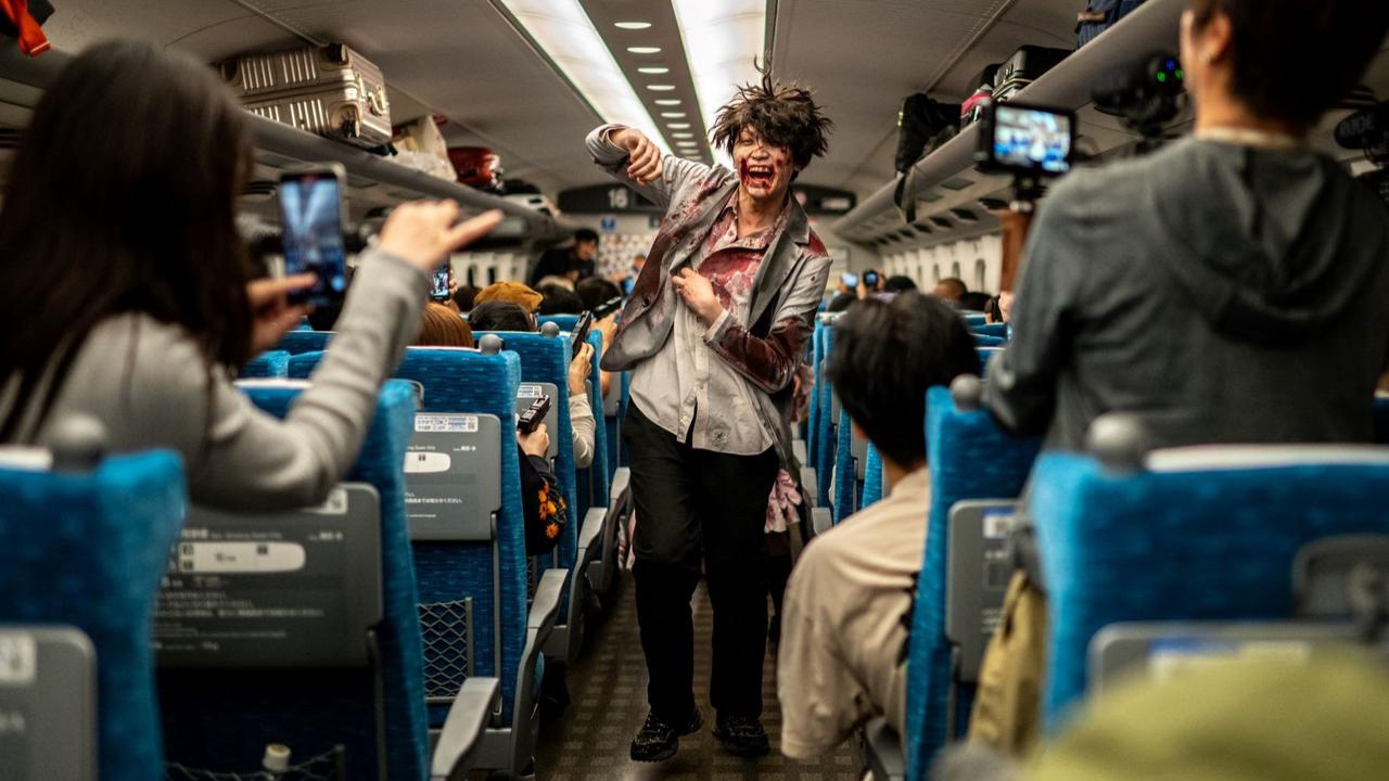 FOTO: Horor! Gerombolan Zombie Teror Penumpang Kereta Peluru Shinkansen di Jepang