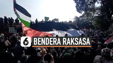 Ribuan orang gelar demonstrasi di depan Gedung Sate Jawa Barat hari Sabtu (22/5). Mereka sampaikan aspirasi mendukung kemerdekaan Negara Palestina dengan membawa bendera raksasa.
