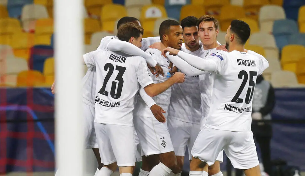 Para pemain Borussia Moenchengladbach merayakan gol yang dicetak oleh Alassane Plea ke gawang Shakhtar Donetsk pada laga Liga Champions di Stadion Olimpiyskiy, Selasa (3/11/2020). Moenchengladbach menang dengan skor 6-0. (AP/Efrem Lukatsky)