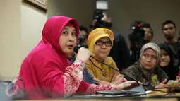 Anggota Gerakan Indonesia Beradab memberikan pandangan saat berkunjung ke Kantor KPI, Mereka mendukung KPI yang melarang penayangan perilaku atau kampanye LGBT lewat televisi. (Liputan6.com/Faizal R Syam)
