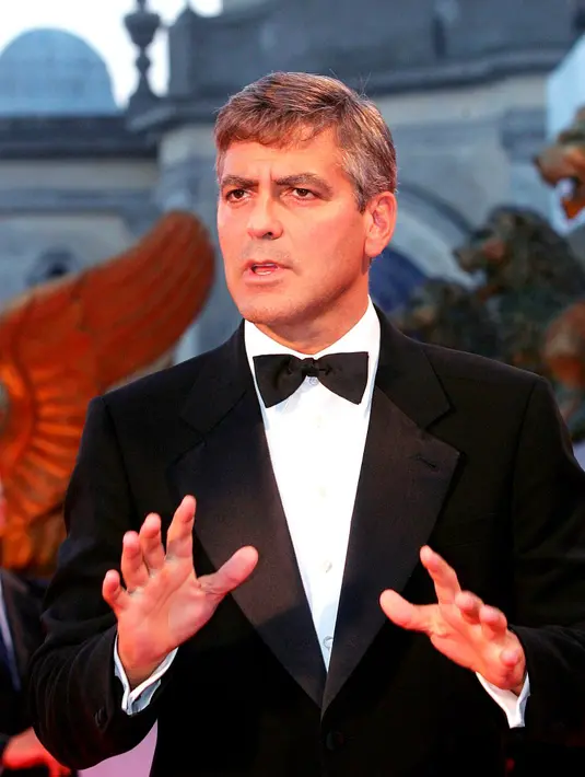 "Saat saya datang, ia menyambut dengan baik. Ia bahkan memberikan kecupan lembutnya di pipi saya," ujar Heather McGrown memulai ceritanya saat bertemu dengan George Clooney, seperti diwartakan FoxNews, Senin (16/11/2015). (Bintang/EPA)