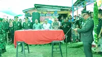 Kolonel Cpl Andi Edwin Mufiandi selaku Kapaldam XIII/Merdeka memimpin upacara penyerahan jenazah Pratu Afrio Setiawan pada, Kamis (15/5/2025).