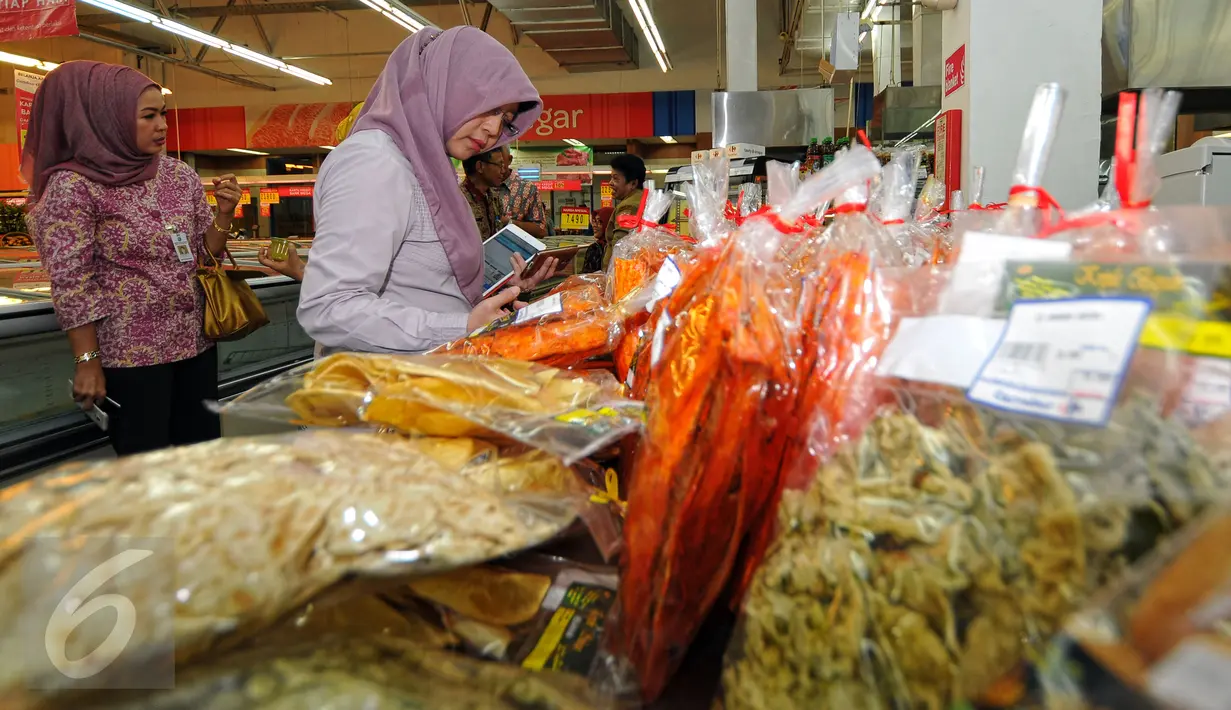 BPOM melakukan sidak dan pengawasan pangan di sebuah pasar modern di Pasar Minggu, Jakarta, Kamis (9/7/2015). Sidak dilakukan guna menjaga kualitas makanan jelang Lebaran. (Liputan6.com/Yoppy Renato)