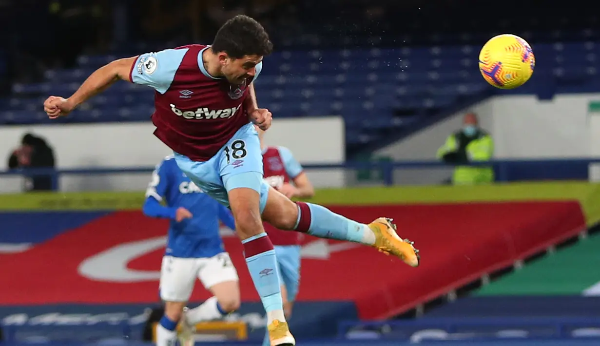 Gelandang West Ham United, Pablo Fornals melepaskan tandukan yang masih melebar dari gawang Everton dalam laga lanjutan Liga Inggris 2020/21 pekan ke-17 di Goodison Park, Jumat (1/1/2021). West Ham United menang 1-0 atas Everton. (AFP/Peter Byrne/Pool)