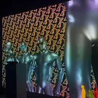 Brand kacamata asal Italia, Police meryakan hari jadi ke-40 lewat pameran dan instalasi seni interaktif. [Foto: Fimela/Hilda Irach].