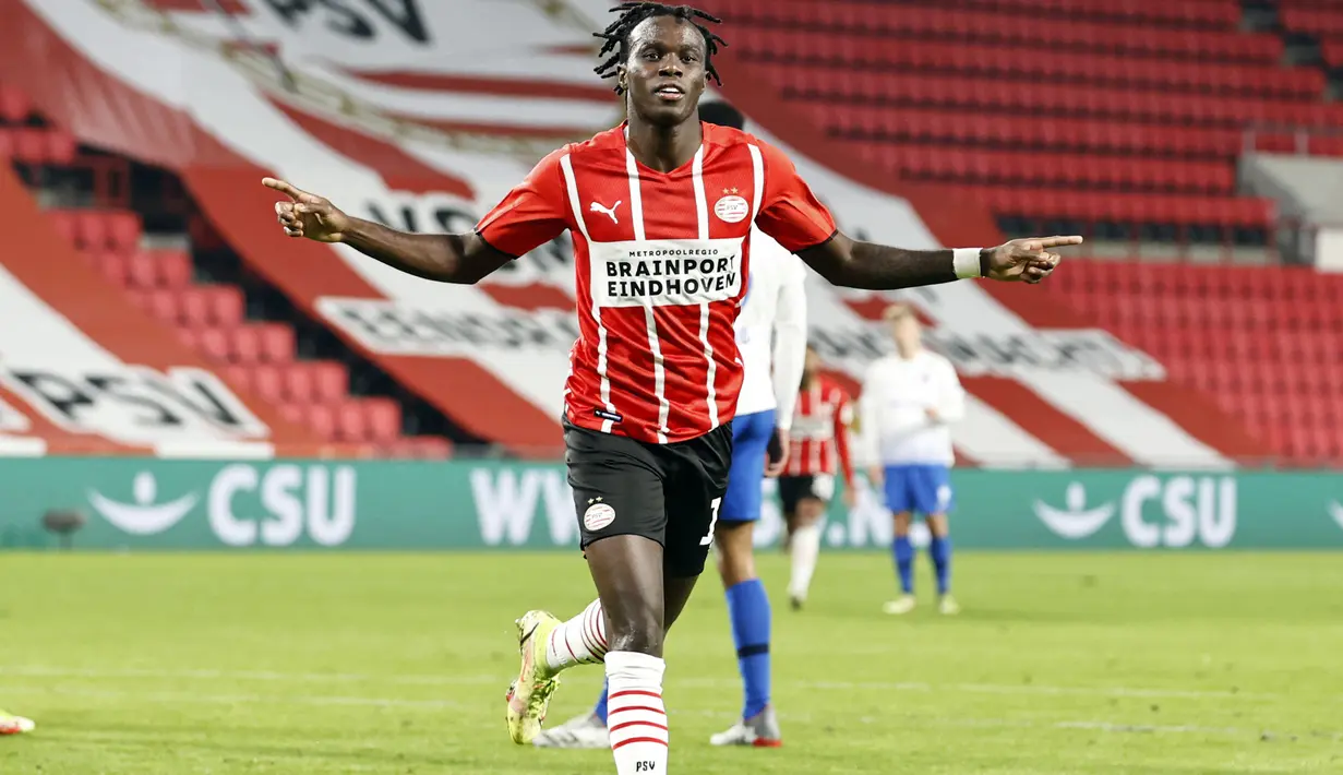 Selebrasi gelandang PSV Eindhoven, Bruma setelah mencetak gol ke gawang Vitesse pada laga Liga Belanda 2021/2022 di Phillips Stadium, Eindhoven (20/11/2021). Bruma didatangkan PSV dari RB Leipzig pada awal musim 2019/2020 dengan nilai transfer 12 juta euro atau kini setara Rp199 miliar. Pada tengah musim 2022/2023 ia dilepas ke Fenerbahce setelah sejak awal musim 2020/2021 sempat dipinjamkan ke Olympiacos dan Fenerbahce. (AFP/ANP/Maurice van Steen)