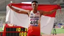 Sprinter Indonesia, Lalu Muhammad Zohri mengibarkan bendera Merah Putih seusai mengikuti kategori 100 meter dalam semifinal Kejuaraan Atletik Asia di Doha, Qatar, Senin (22/4). Lalu Muhammad Zohri sukses menggondol medali perak setelah membukukan catatan waktu 10,13 detik. (AP/Vincent Thian)