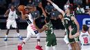 Pebasket Washington Wizards, Ish Smith, memberikan umpan saat melawan Milwaukee Bucks pada laga NBA, Selasa (11/8/2020). Bucks mengalahkan Wizards dengan skor 126-113. (AP Photo/Ashley Landis, Pool)