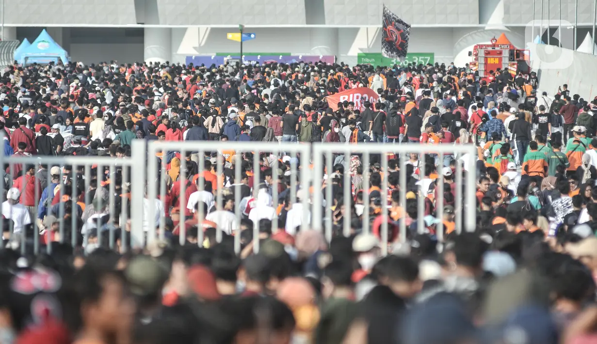 Kepadatan suporter Persija atau The Jakmania saat menghadiri Grand Launching Jakarta International Stadium (JIS), Papanggo, Jakarta Utara, Minggu (24/7/2022). (merdeka.com/Iqbal S. Nugroho)