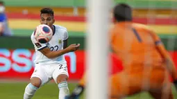 Pemain Argentina Lautaro Martinez saat menghadapi Bolivia pada pertandingan kualifikasi Piala Dunia 2022 di La Paz, Bolivia, Selasa (13/10/2020). Argentina puncaki klasemen kualifikasi Piala Dunia 2022 zona Conmebol usai menundukkan Bolivia 2-1. (AP Photo/Juan Karita)