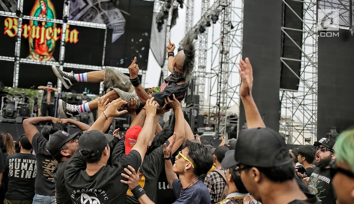 Penonton bermoshing menikmati musik saat menyaksikan Hammersonic Festival 2018 di Pantai Karnaval Ancol, Jakarta, Minggu (22/7). Selain penonton lokal, Hammersonic Festival 2018 juga banyak dihadiri penonton asal luar negeri. (Liputan6.com/Faizal Fanani)