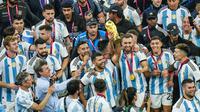 Momen tersebut adalah saat mantan pemain Tim Tango Sergio Aguero larut dalam perayaan bersama para pemain Timnas Argentina. (AP Photo/Francisco Seco)