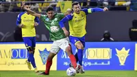 Pemain Al Nassr, Cristiano Ronaldo (kanan) berebut bola dengan pemain Al Ettifaq saat laga lanjutan Liga Pro Arab Saudi 2022/2023 yang berlangsung di Mrsool Park, Riyadh, Arab Saudi, Minggu (22/01/2023). Al Nassr menang dengan skor 1-0 dan kini menempati puncak klasemen sementara Liga Pro Arab Saudi 2022/2023. (AP Photo)